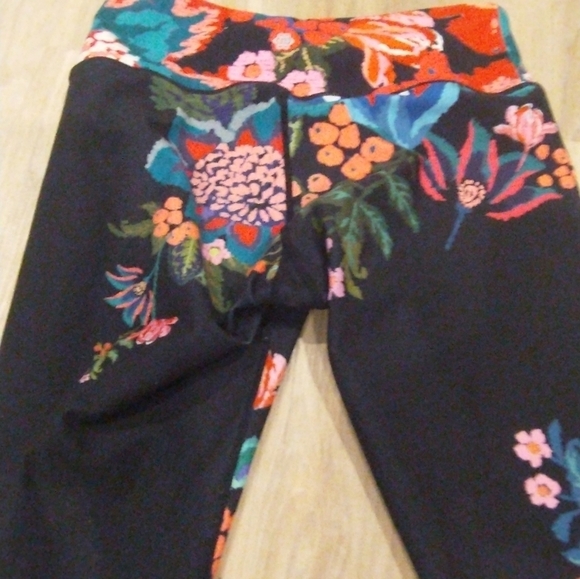 Super cute yoga pants size small - Picture 6 of 7